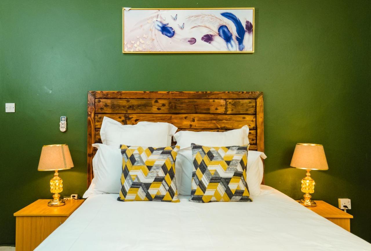Birdville Bnb Guest House กาโบโรเน ภายนอก รูปภาพ