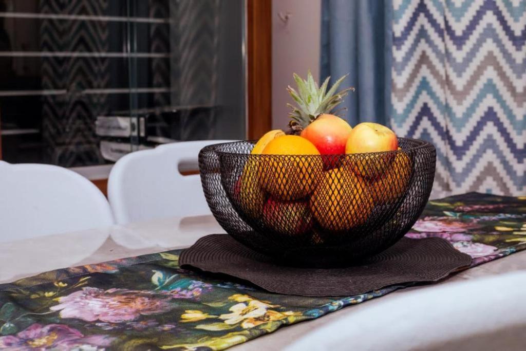 Birdville Bnb Guest House กาโบโรเน ภายนอก รูปภาพ