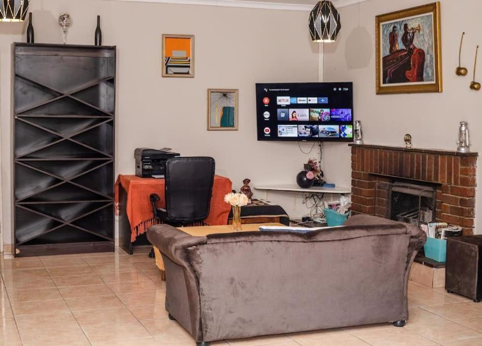 Birdville Bnb Guest House กาโบโรเน ภายนอก รูปภาพ