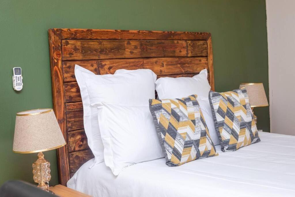 Birdville Bnb Guest House กาโบโรเน ภายนอก รูปภาพ