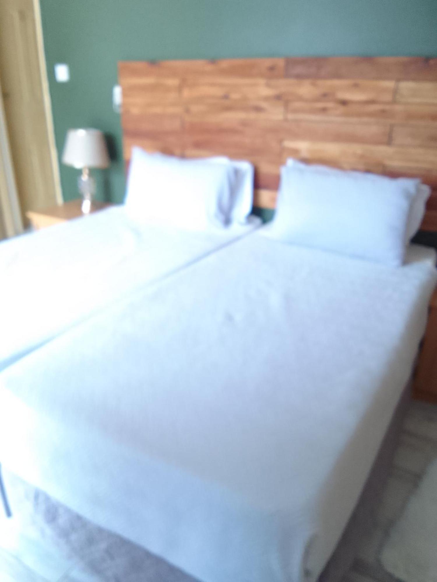 Birdville Bnb Guest House กาโบโรเน ภายนอก รูปภาพ