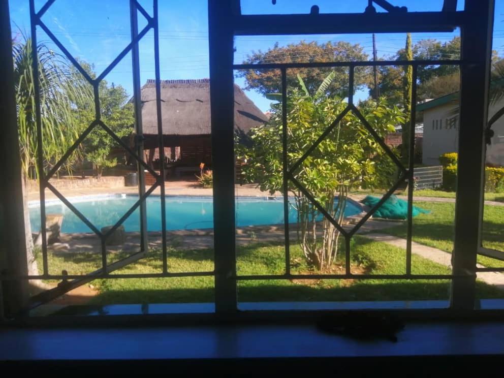 Birdville Bnb Guest House กาโบโรเน ภายนอก รูปภาพ
