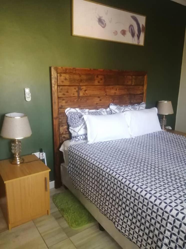 Birdville Bnb Guest House กาโบโรเน ภายนอก รูปภาพ
